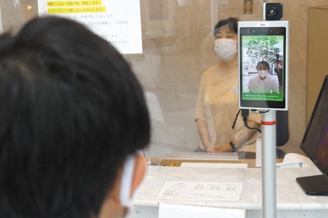 顔認証システムと赤外線カメラで来館者の体調を確認するＡＩ温度検知ソリューション＝浜松市中区の市楽器博物館で
