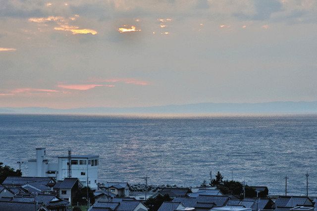あいにくの曇り空だが、富山湾越しにぼんやりと対岸が見える＝滑川市吾妻町で

