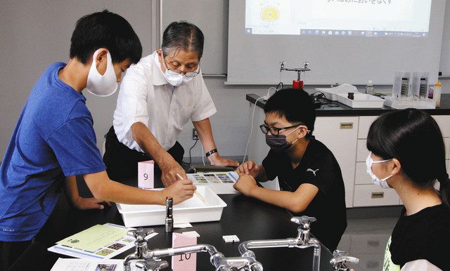 藤嶋さん（左から２人目）の助言を聞きながら、ガラスを曇らなくする光触媒の効果を実験する中学生たち＝豊田市挙母町のものづくり創造拠点ＳＥＮＴＡＮで
