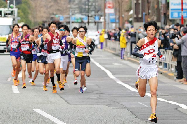 箱根駅伝の１区で、先頭を走る中央大の吉居大和選手（右）＝１月２日、東京都港区で
