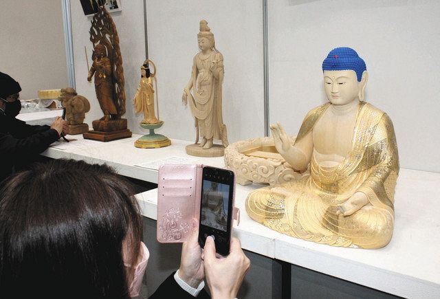 安田明玄仏所の仏像を集めた展示＝大津市打出浜のコラボしが２１で