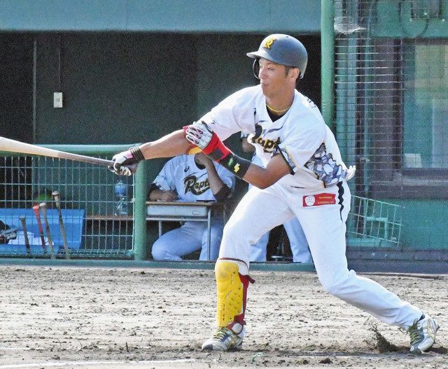 富山−福井 6回裏、福井1死満塁、体勢を崩されながらも沢端が右前適時打を放ち、2−3と追い上げる=福井市の県営球場で(福井ワイルドラプターズ提供)