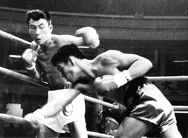 １９７３年１月２日、チャチャイ・チオノイ（右）を攻めるボクシング世界フライ級王者の大場政夫。１２回ＫＯ勝ちで５度目の防衛を果たした
