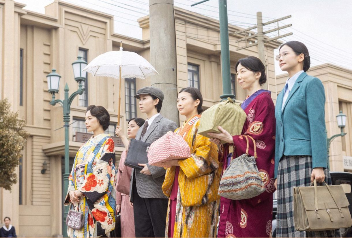 左から）桜川涼子役・桜井ユキ、山田よね役・土居志央梨、猪爪寅子役・伊藤沙莉、大庭梅子役・平岩紙、崔香淑役・ハ・ヨンス＝ＮＨＫ提供