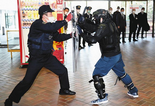 テロ対策訓練で不審者（右）の捕獲訓練をする警察官＝金沢市総合体育館で
