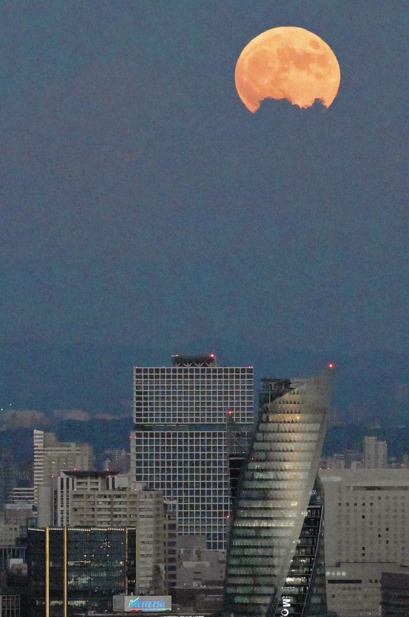 来春に全面開業を予定している名古屋・栄の中日ビル（中央）の上空に浮かび上がる「中秋の名月」