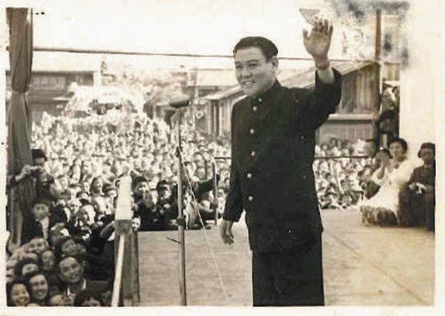 １９５５年の勝山市制祝賀祭で、市民の前に立つ花菱アチャコ
