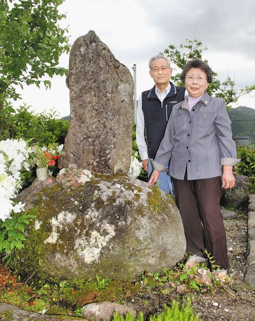 藤木家の墓を今も守り続ける今井芳雄さん（左）、倫子さん夫婦＝勝山市猪野口で
