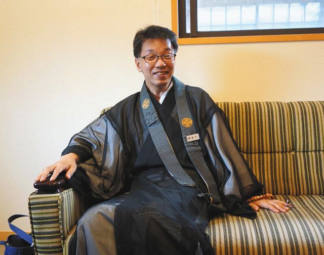 「自分自身を正しく知ることが大事なのでは」と話す真宗大谷派長浜教区の宮戸教務所長=長浜市の長浜別院大通寺で