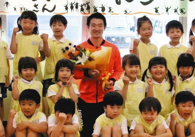 園児らと記念撮影する岸大貴選手＝小松市丸の内町の小松大谷幼稚園で