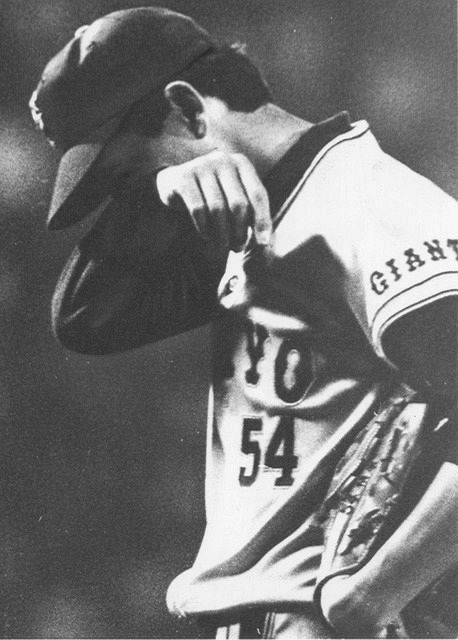 阪神戦で３連発のホームランを浴び、マウンド上でガックリ、顔を伏せる巨人・槙原＝１９８５年４月１７日、甲子園