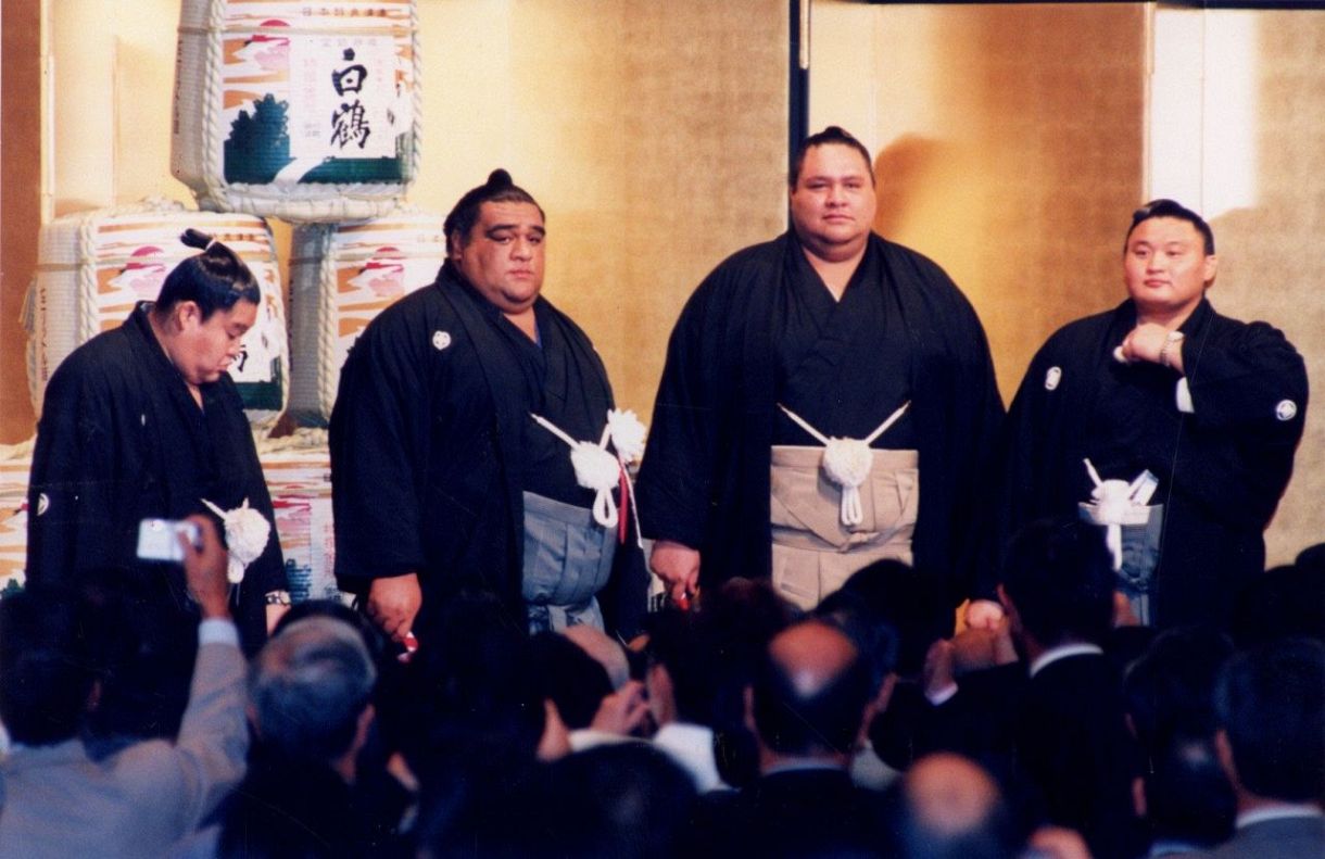 横綱・武蔵丸（左から２人目）の昇進披露宴で勢ぞろいした４横綱。左から若乃花、曙、貴乃花＝1999年8月、東京都港区のホテルグランパシフィックメリディアンで