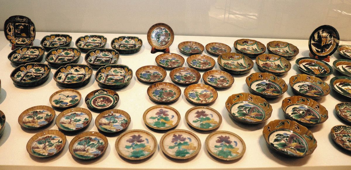 多彩な小皿も見どころ＝石川県加賀市の県九谷焼美術館で
