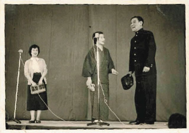 １９５５年の勝山市制祝賀祭で、浪花千栄子（中央）とステージに立つ花菱アチャコ（右）
