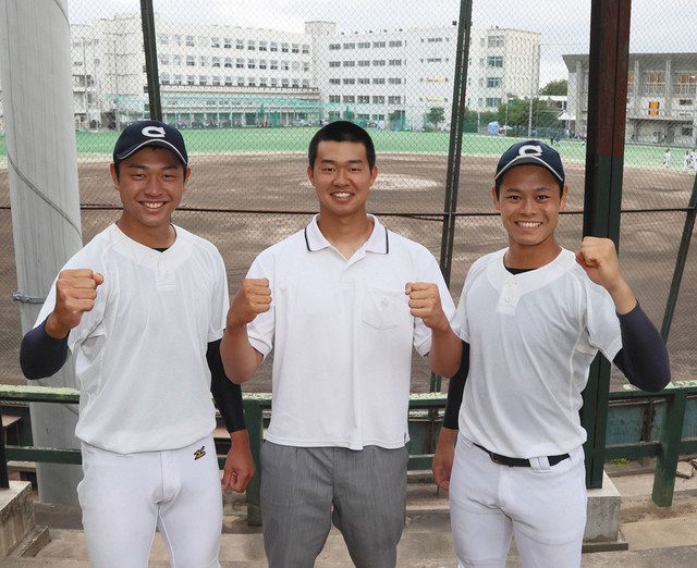 対戦相手が智弁学園高に決まり、健闘を誓う中京大中京高の(左から)高橋選手、印出選手、中山選手=名古屋市昭和区川名山町の同高で