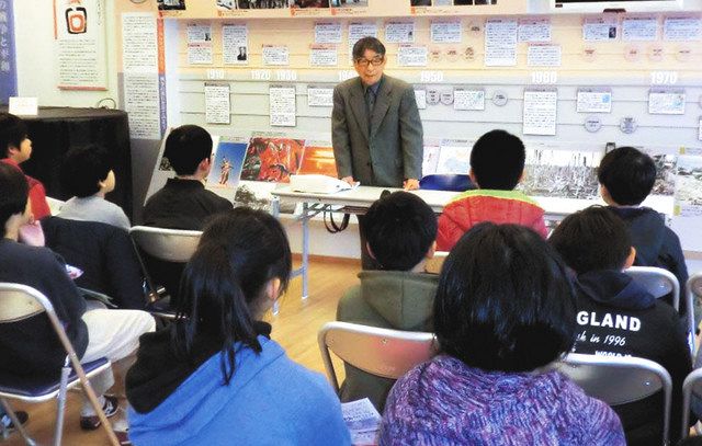 小学生を前に、疎開の体験を語る木下信三さん＝１月、名古屋市名東区の戦争と平和の資料館「ピースあいち」で（同館提供）
