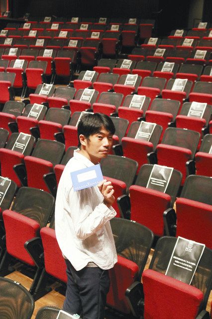 手紙を使った演劇などで劇場の存在感を示そうとしている柴幸男=愛知県豊橋市の穂の国とよはし芸術劇場プラットで