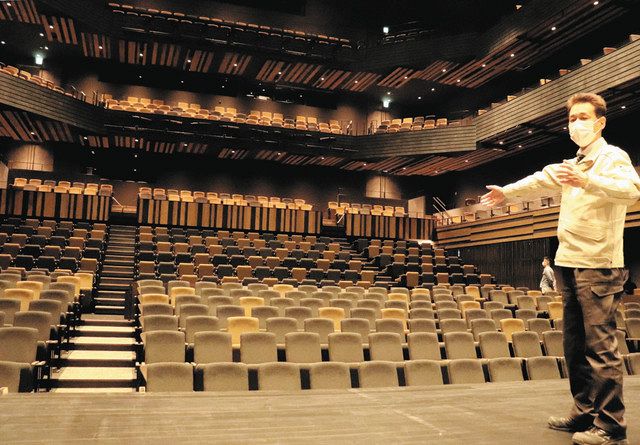 ４階席まであり、舞台と客席の近さが魅力の中ホール＝富山市牛島町のオーバード・ホールで