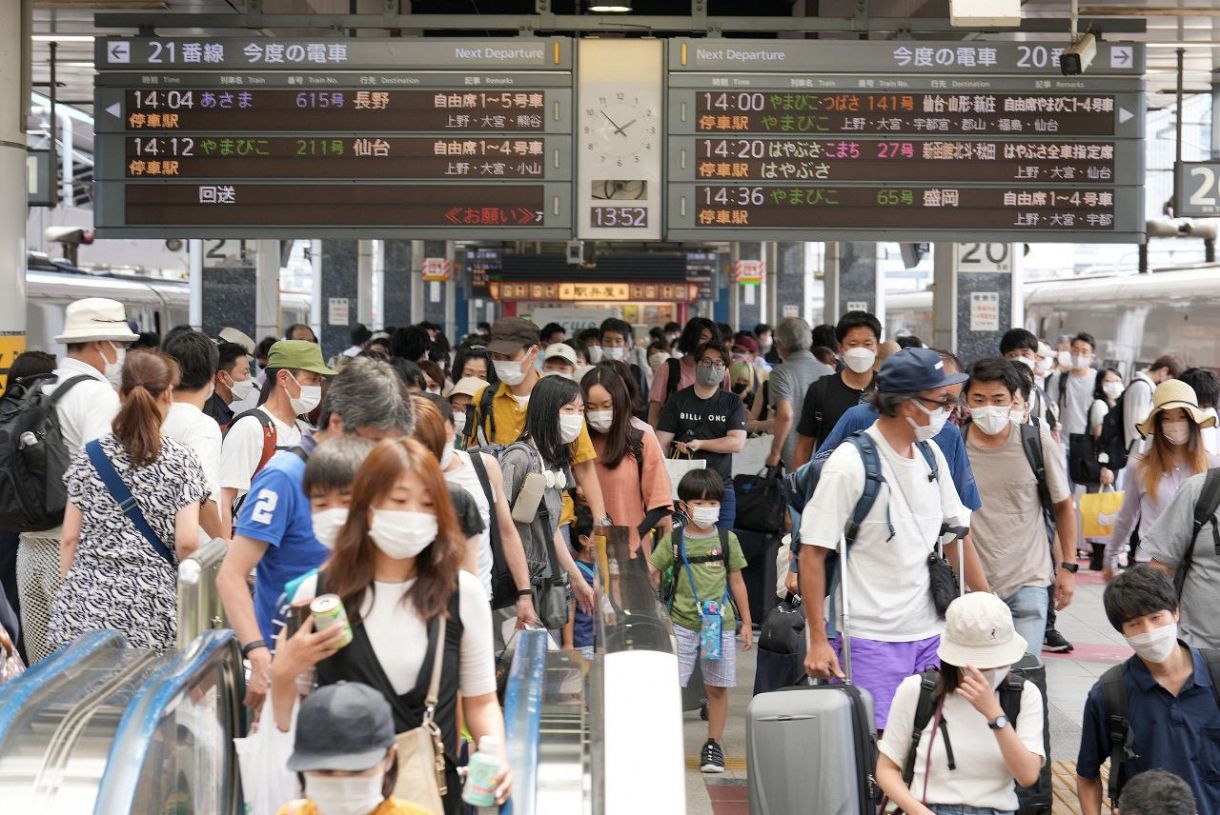 帰省客などでごったがえす２２年のお盆期間のJR東京駅新幹線ホーム