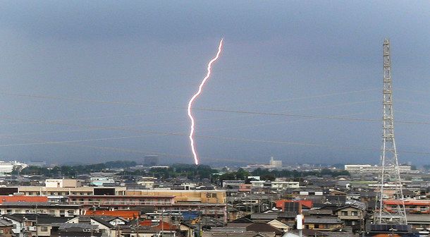 雷鳴をとどろかせて光る稲妻＝１１日午後４時３１分、浜松市東区薬新町で（斉藤直純撮影）