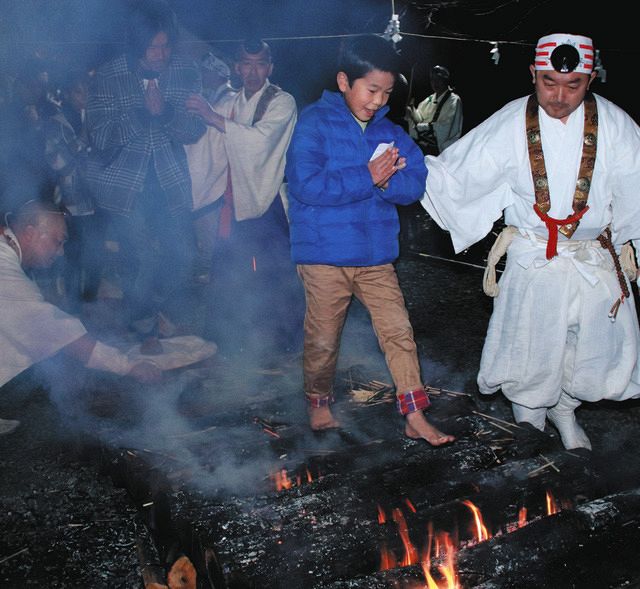 火渡りする家族連れ＝大垣市赤坂町の明星輪寺で