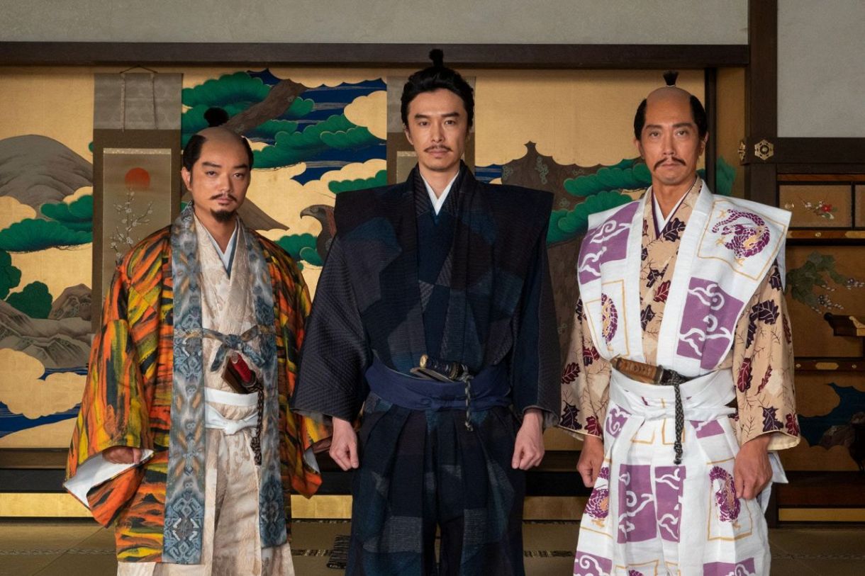 安土城のセットをバックに役衣装で「麒麟がくる」をアピールした（左から）染谷将太、長谷川博己、佐々木蔵之介