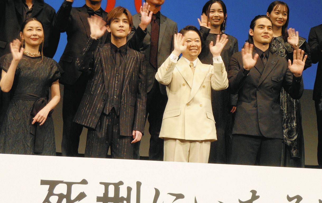 完成披露試写会の舞台あいさつに登場した（左から）中山美穂、岩田剛典、阿部サダヲ、岡田健史ら