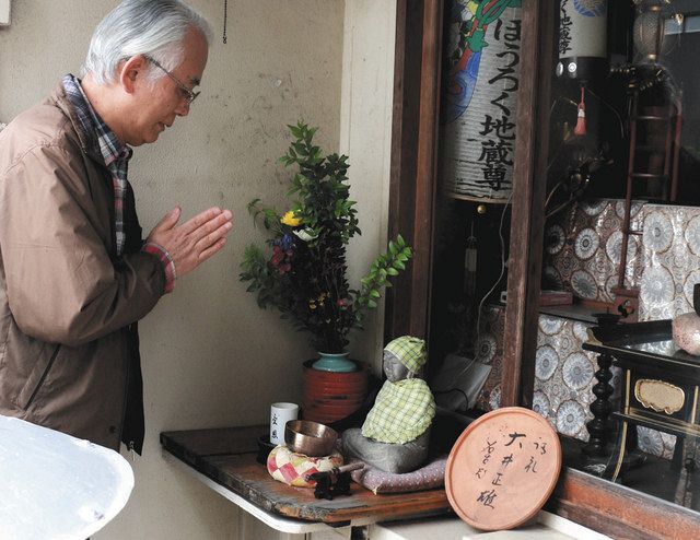 「ほうろく地蔵」に手を合わせる中田さん。お堂にはほうろく（右下）が保管されている＝名古屋市熱田区伝馬１で
