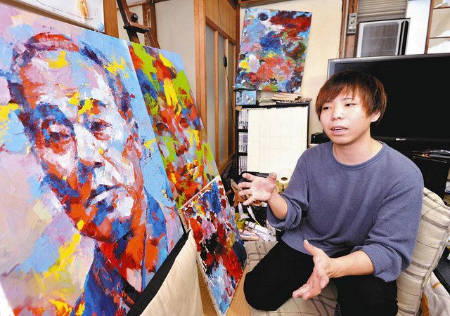 クラウドファンディングを立ち上げた秋山雅貴さん。自らも作品を出品する＝金沢市宝町で