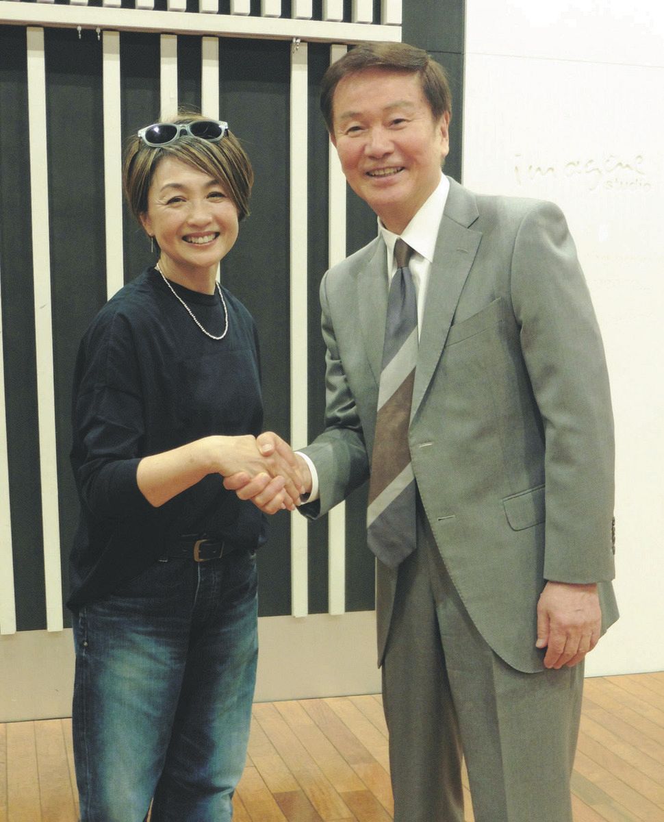 森田健作（右）のラジオ番組に出演した香坂みゆき＝東京・有楽町