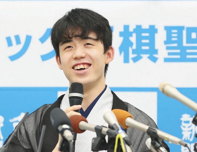 最年少で初タイトルを獲得し、笑顔で記者会見する藤井聡太新棋聖