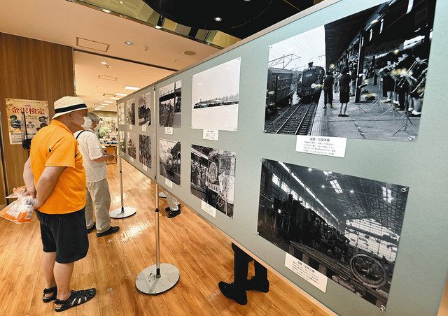懐かしさに見入ってしまう「よみがえる記憶 北陸の鉄路」写真集発売記念の写真展=22日、金沢市のうつのみや金沢香林坊店で(久米洋一撮影)