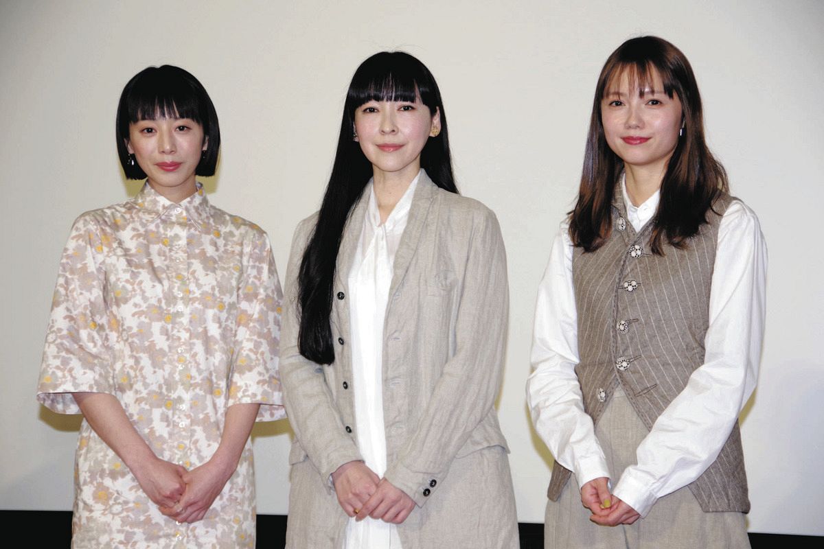 会見に登壇した（左から）夏帆、麻生久美子、宮﨑あおい