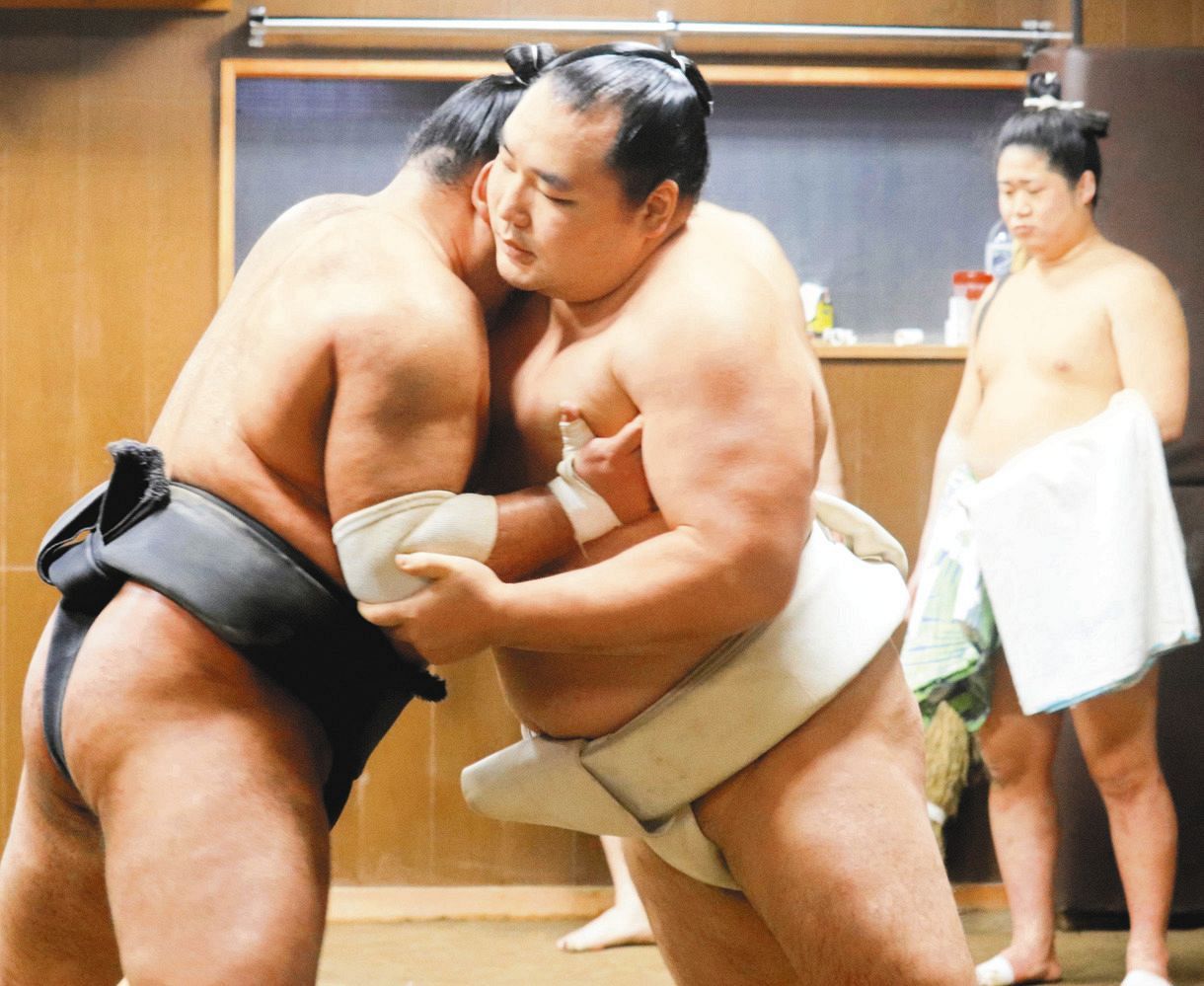 若い衆に胸を出す鶴竜（中央）＝日本相撲協会提供