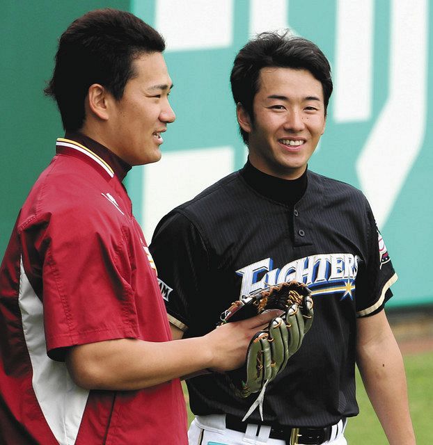 田中将大（左）と談笑する斎藤＝２０１１年２月２７日