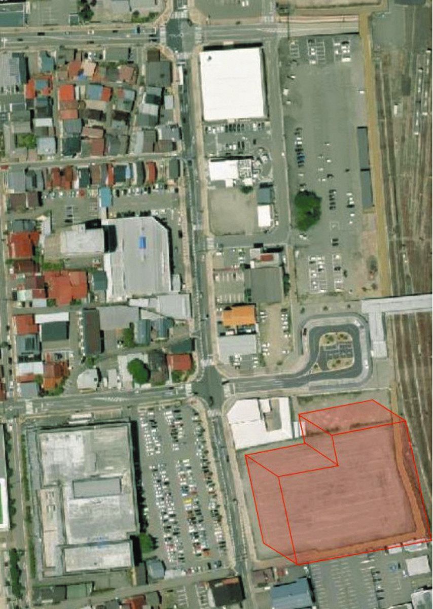 高山駅西口エリアの航空写真。右端のJR高山線に接する赤い箱部分が複合・多機能施設の設置候補地で、左下は高山市民文化会館＝同市提供