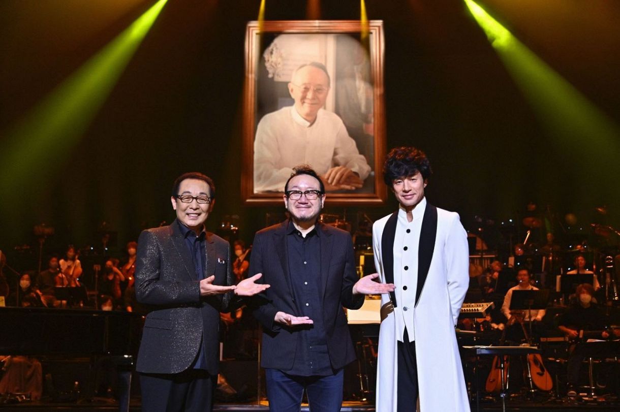 服部克久さんのメモリアルコンサートに出演した（左から）さだまさし、服部隆之、東山紀之