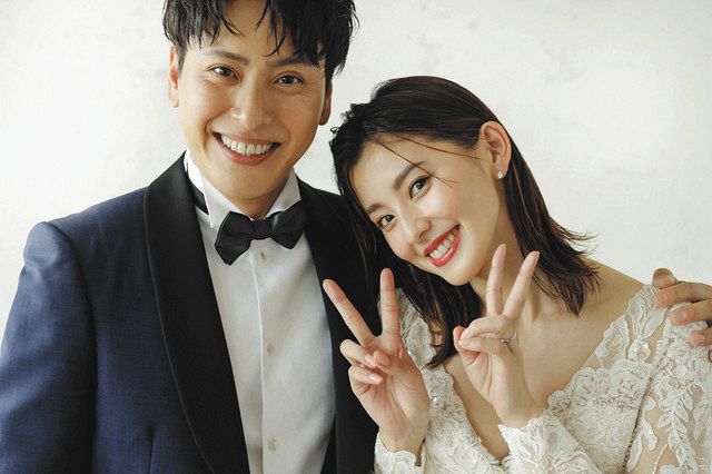 結婚発表に合わせ、事前に撮影したウエディングショットを公開した山下健二郎と朝比奈彩