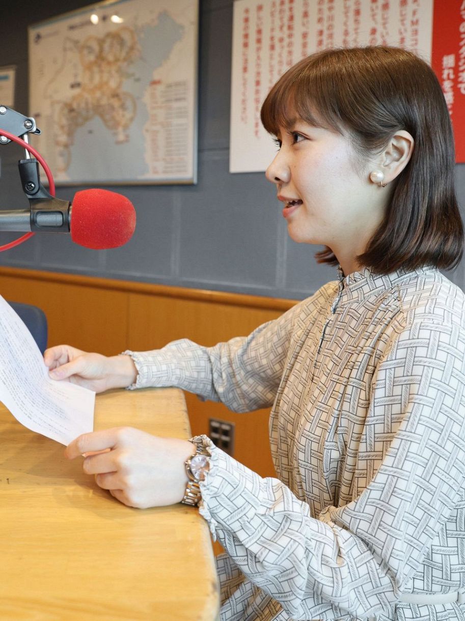 FMヨコハマのスタジオで、ニュース原稿を読む谷口菜月アナウンサー
