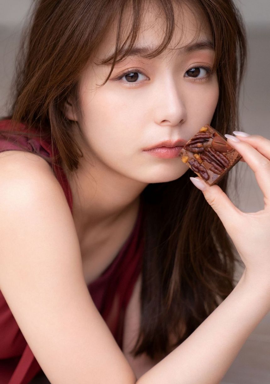 チョコレートがテーマのフォトエッセーを出版する宇垣美里