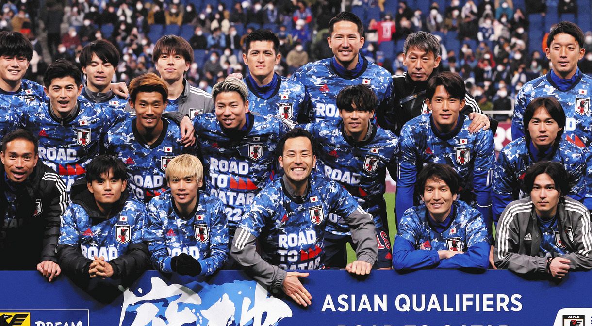 記念撮影で笑顔を見せる日本代表の選手ら