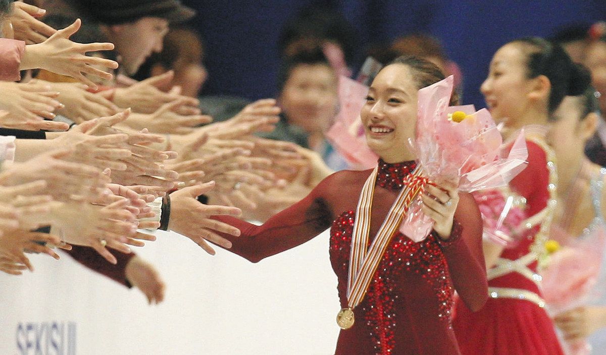 2007年、日本での世界選手権で初優勝し、スタンドの観客と握手
