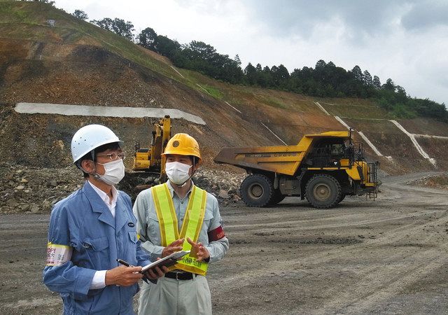 砕石現場の安全対策を確認する愛知労働局の伊藤局長（左）＝瀬戸市で
