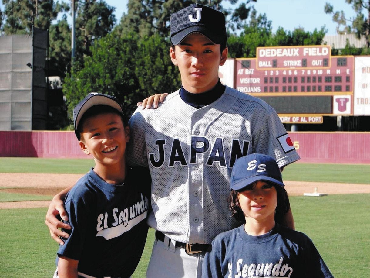高校日本代表で米国遠征にきた当時、早実の斎藤佑樹さんと当時９歳のヌートバー選手。（写真は母・久美子さん提供）