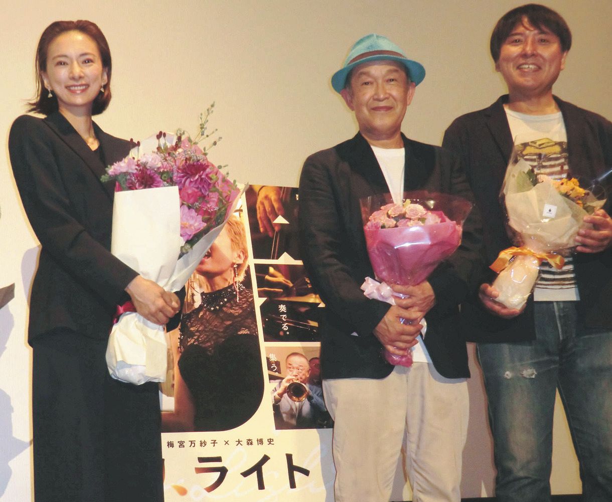 初主演映画の公開記念舞台あいさつに登壇した左から梅宮万紗子、大月秀幸、一ノ瀬晶監督