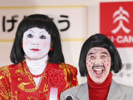 結婚を発表した日本エレキテル連合の中野聡子（右）。左は橋本小雪