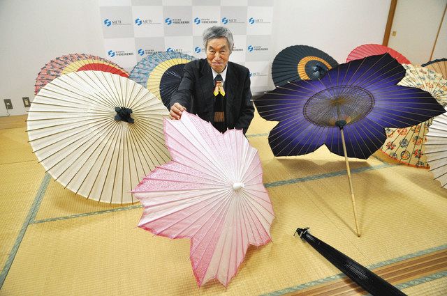 伝統的工芸品に指定された岐阜和傘を手に、今後に期待する平野代表＝中部経済産業局で
