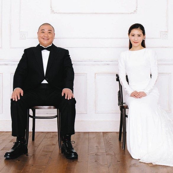 結婚を発表するにあたってツーショット写真を公開した西野未姫（右）と山本圭壱