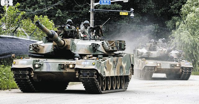 ２２日、米韓合同軍事演習が始まり、京畿道・坡州の道路で走る韓国陸軍の戦車＝聯合・共同
