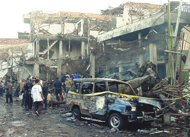 爆発で炎上し多数の死傷者を出したディスコの焼け跡を調べる捜査員＝２００２年１０月１３日、インドネシア・バリ島で（ＡＰ・共同）